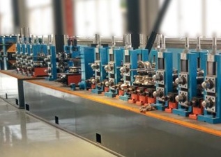 Maschine zur Herstellung von Rohren aus Kohlenstoffstahl mit einer Quadratfläche von 2,5 mm